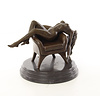 Bronzen sculptuur van een vrouwelijk naakt liggen op stoel