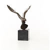 Bronzen sculptuur van een vliegende duif