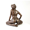 Groot bronzen sculptuur van een knielende naakte dame