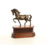 Bronzen beeld van een dravend paard