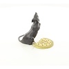 Bronzen beeld van een muis met koekje