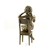 Een bronzen beeld van een verleidelijke dame op een stoel