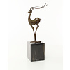 Een modern bronzen beeld van een antilope