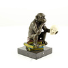 Bronzen sculptuur van zittende aap met schedel