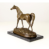 Bronzen sculptuur van een Arabisch paard