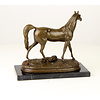 Bronzen sculptuur van een Arabisch paard