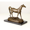 Bronzen sculptuur van een Arabisch paard