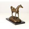 Bronzen sculptuur van een Arabisch paard