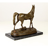 Bronzen sculptuur van een Arabisch paard