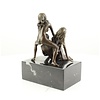 Bronzen sculptuur van een liefdes trio aan het vrijen