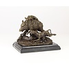 Bronzen sculptuur van jachthonden die een everzwijn aanvallen