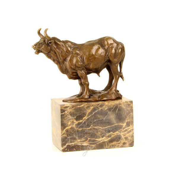  Bronzen sculptuur van een brullende stier op een marmeren voet