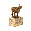 Bronzen sculptuur van een brullende stier op een marmeren voet