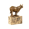 Bronzen sculptuur van een brullende stier op een marmeren voet