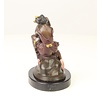Bronzen beeld van een vrouw die een fallus omhelst