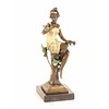 Bronzen beeld van vrouw met een vogeltje op haar arm
