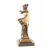 Bronzen beeld van vrouw met een vogeltje op haar arm