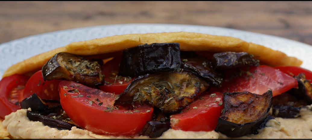 Vegan omelet met hummus, geroosterde aubergine en tomaat