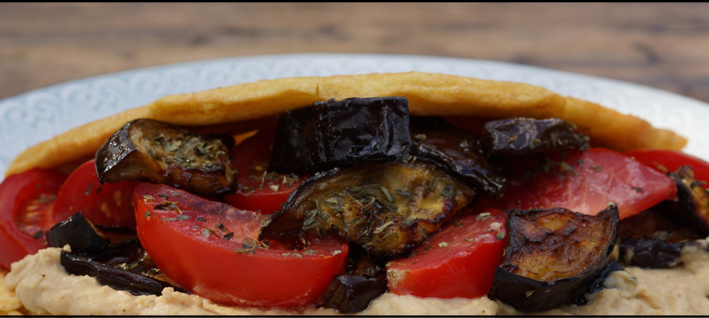 Vegan omelet met hummus, geroosterde aubergine en tomaat