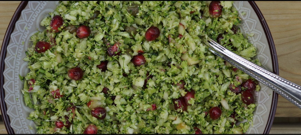 Broccolicouscous met kappertjes, granaatappel en appelvinaigrette