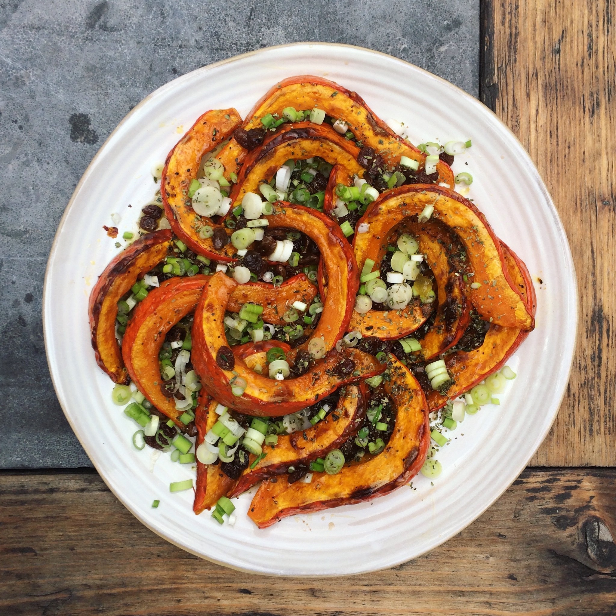 Pompoensalade met rozijnen, lente-ui en honing