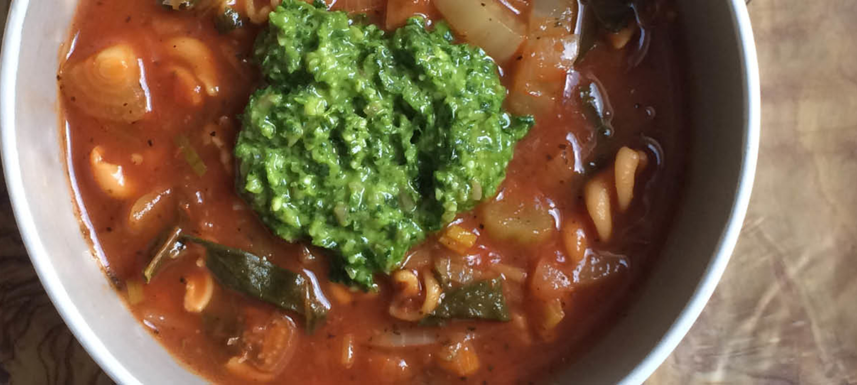 Maaltijdsoep met groente, linzenpasta en pesto