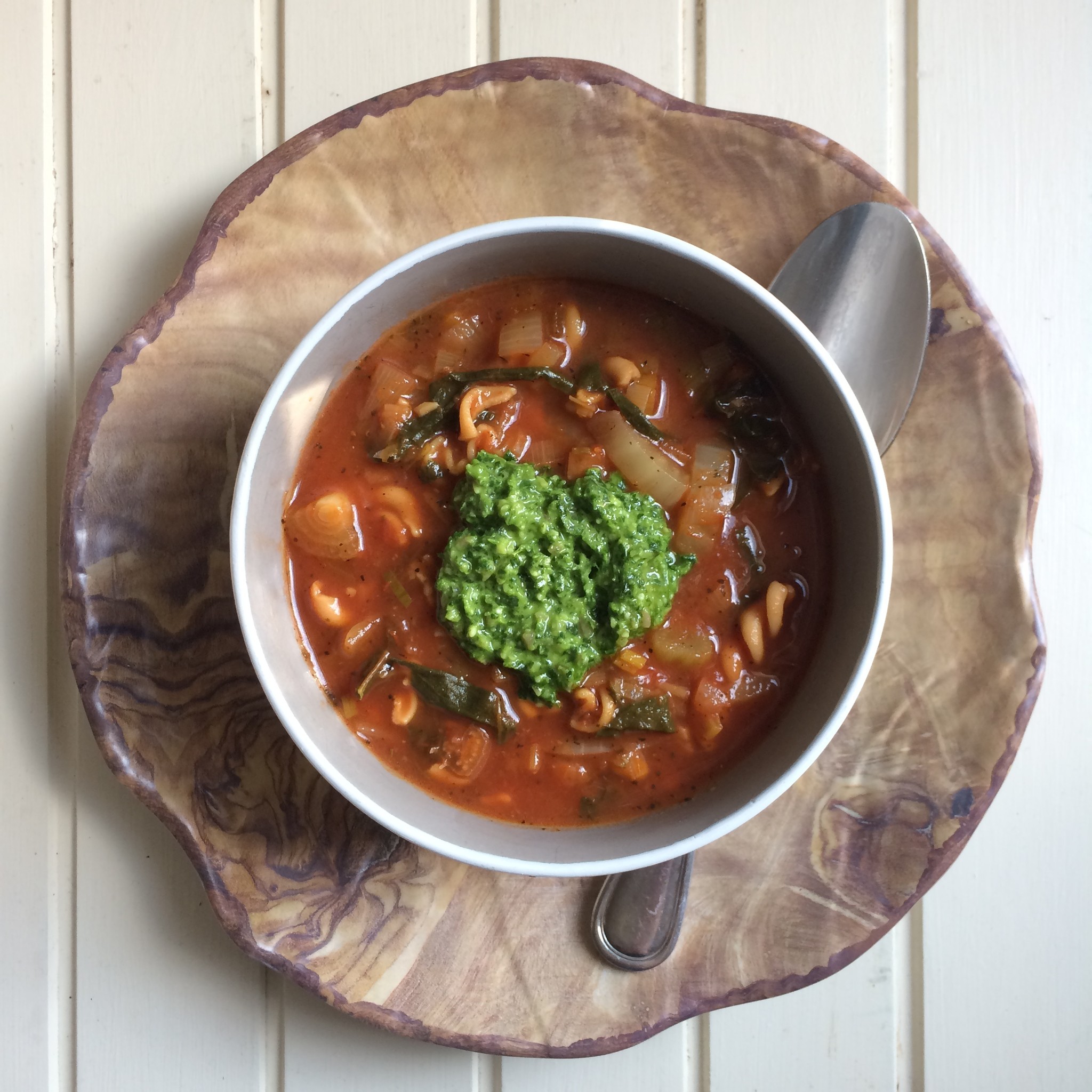 Maaltijdsoep met groente, linzenpasta en pesto