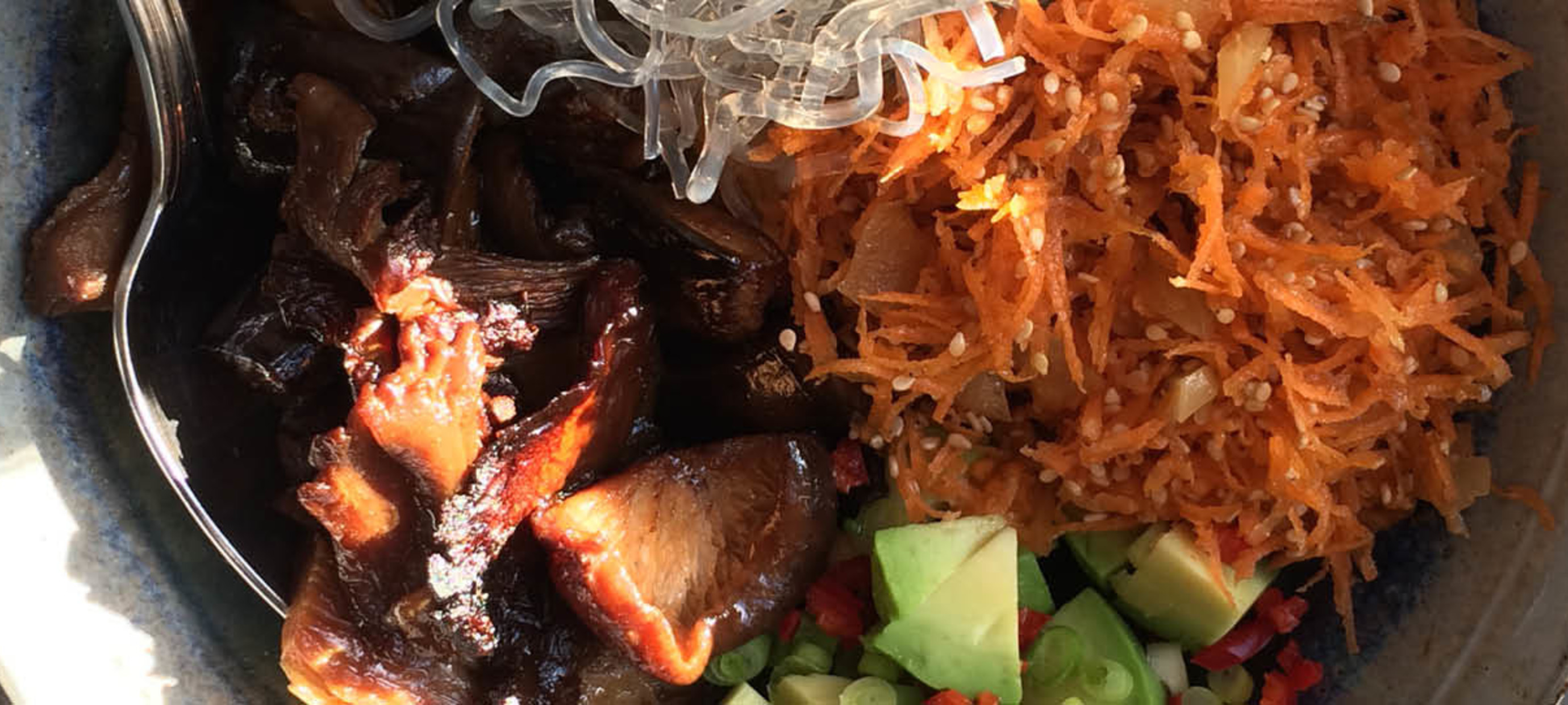 Gezonde bowl met avocado, wortel, kelpnoedels en paddenstoelen