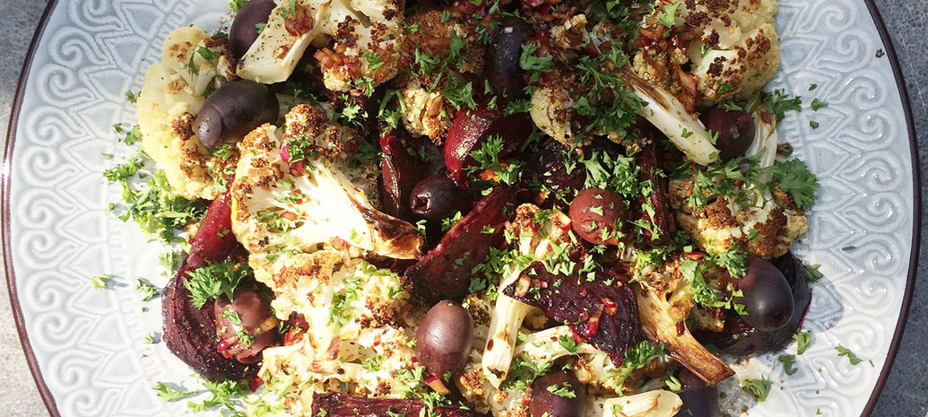 Geroosterde bloemkool met bietjes en zwarte knoflook