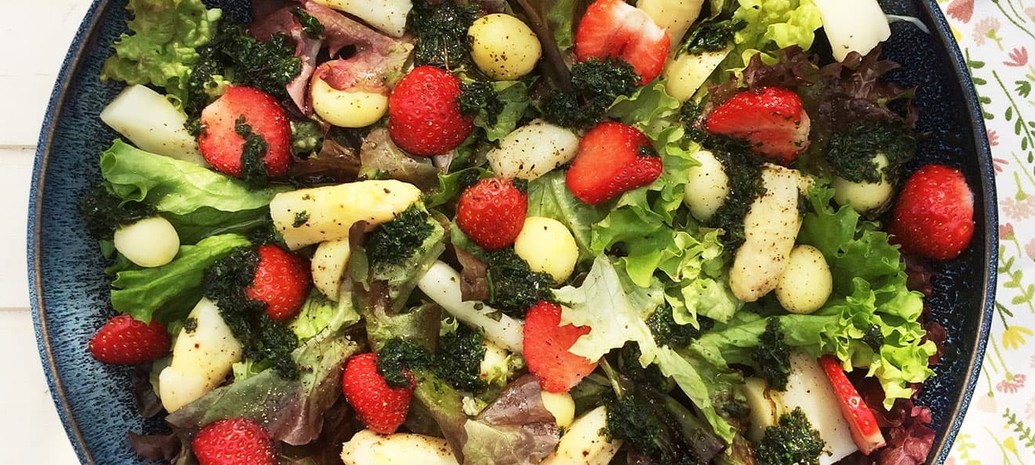Salade met asperges, aardbeien en balsamico dressing