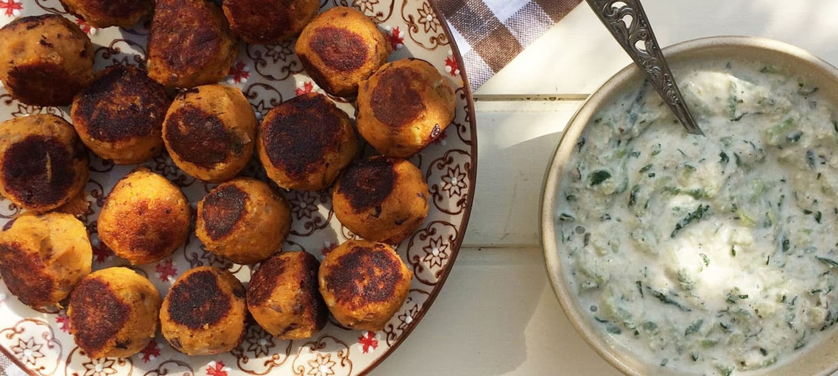 Kruidige balletjes van zoete aardappel met vegan Tzatziki