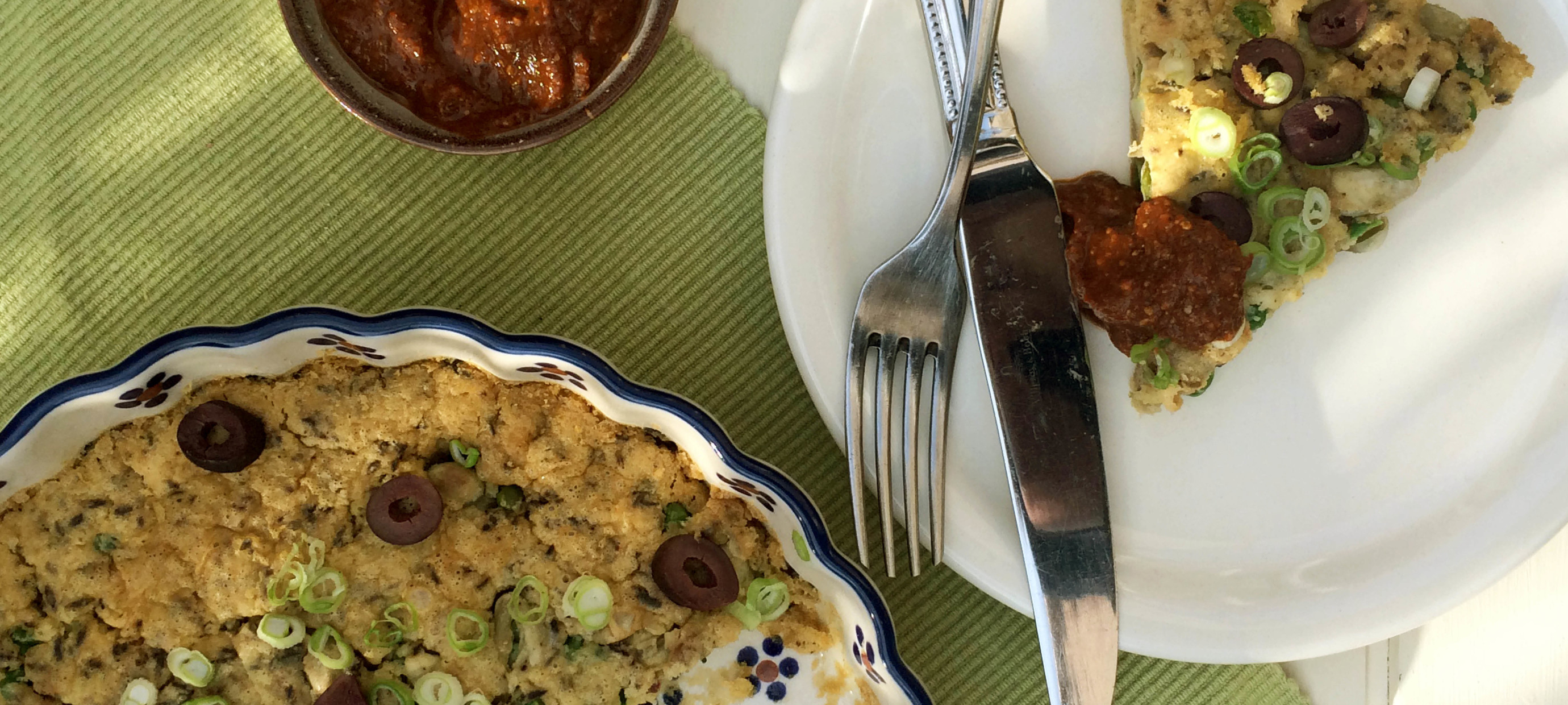 Vegan fritatta met geroosterde paprika dip