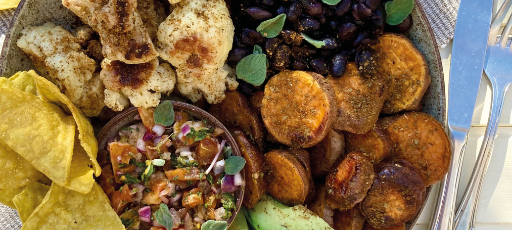 Mexicaanse bowl met zoete aardappel, zwarte bonen en sinaasappel-abrikoos-salsa