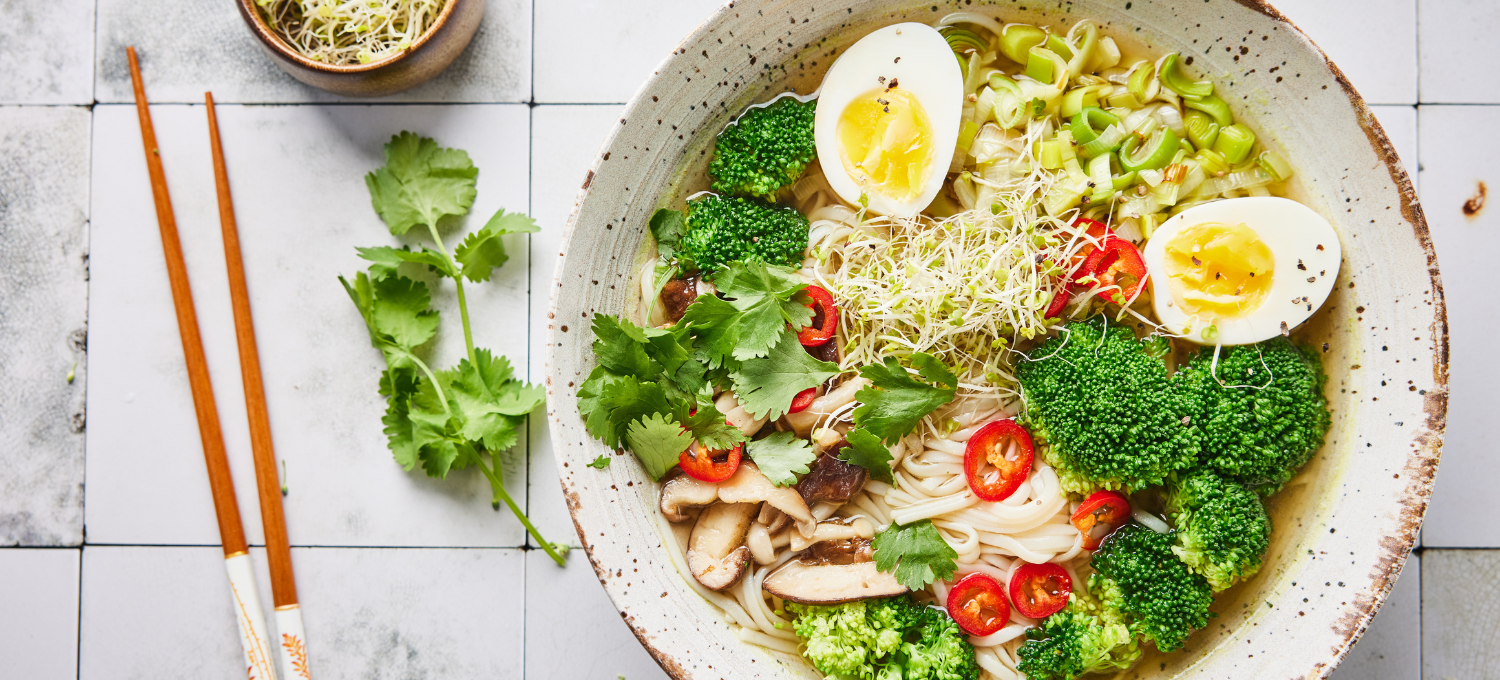 Noedelbowl met kiemgroente en rijstnoedels