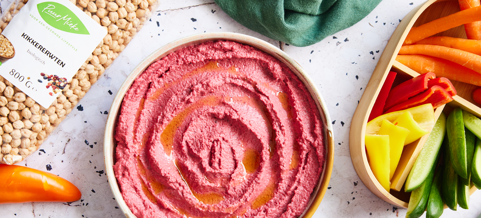 Zelfgemaakte Bietenhummus