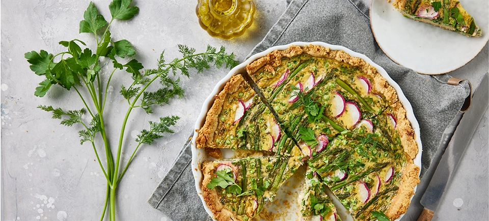 Voorjaarsquiche met asperges, radijs, doperwten