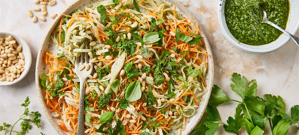 Frisse noedelsalade met pesto van verse kruiden