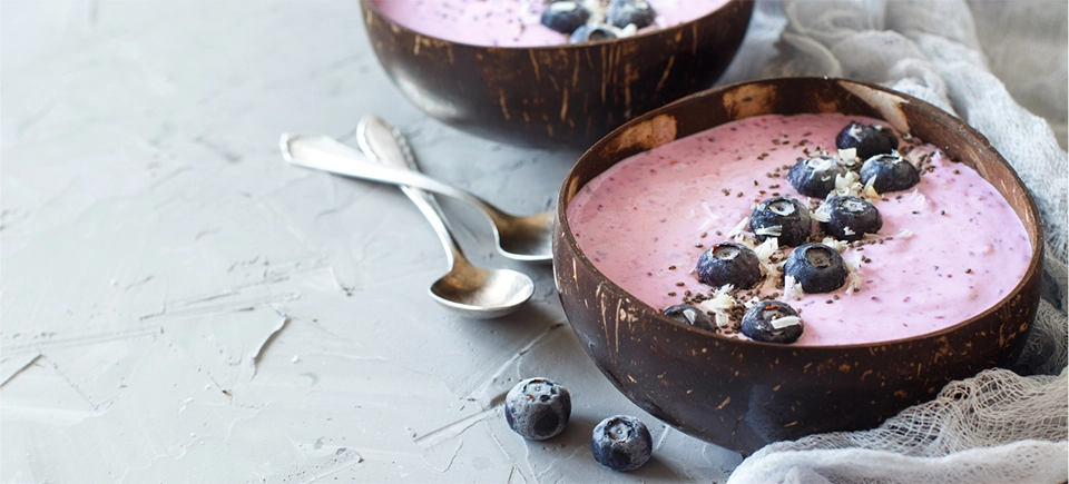 Smoothiebowl met kokosyoghurt, blauwe bessen en Soof Siroop
