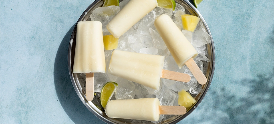 Ananas-kokos ijsjes met Johannesbrood siroop