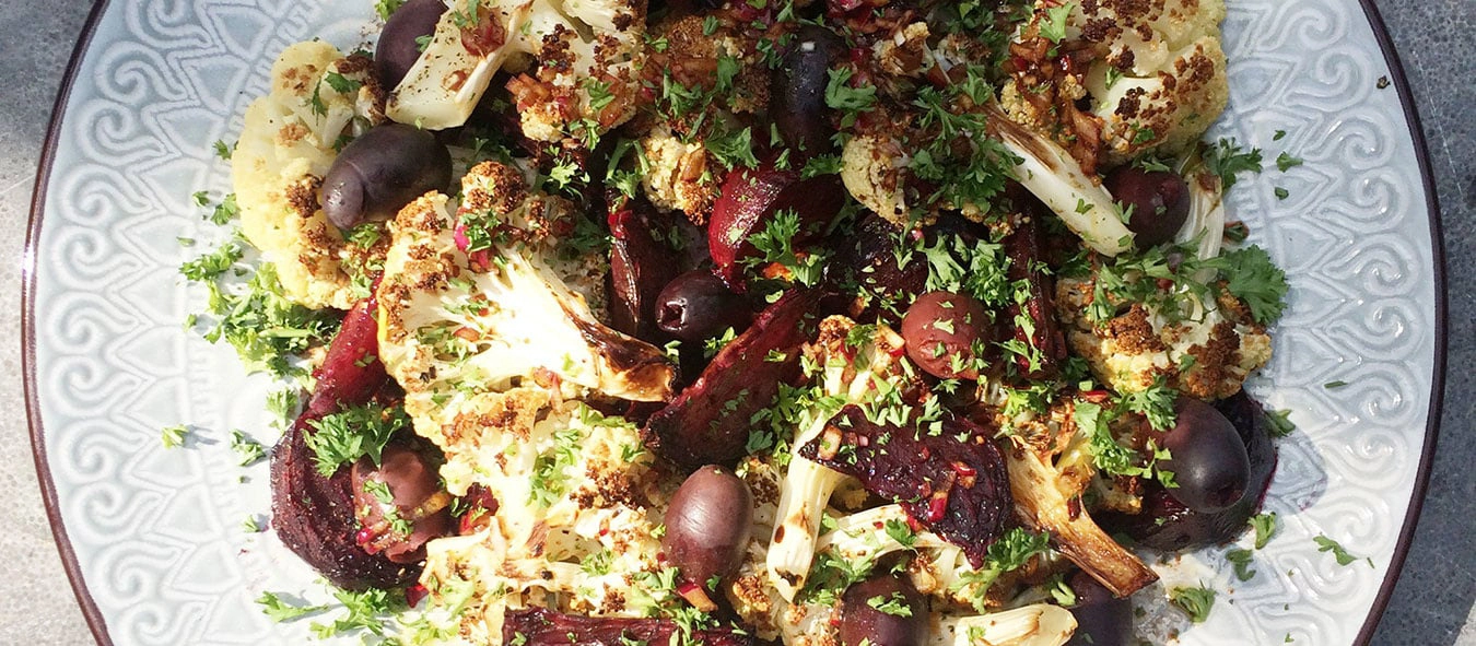 Geroosterde bloemkool met bietjes en zwarte knoflook