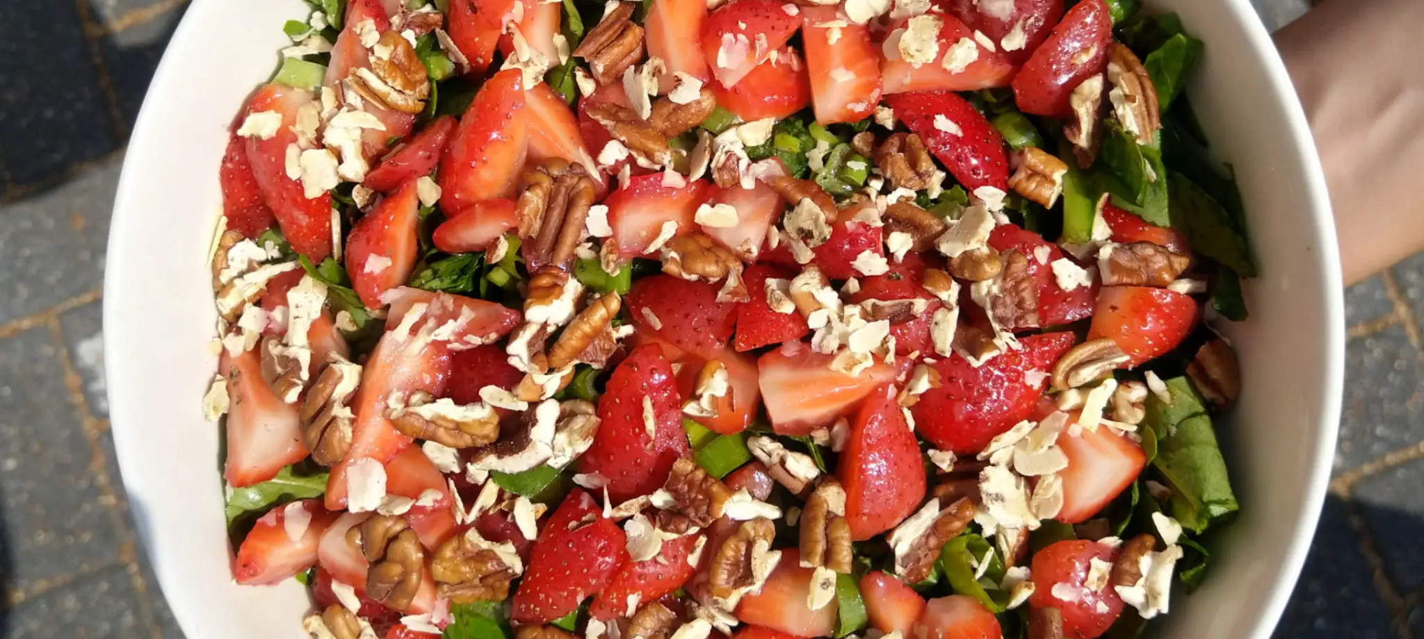 Spinaziesalade met aardbeien en pecannoten