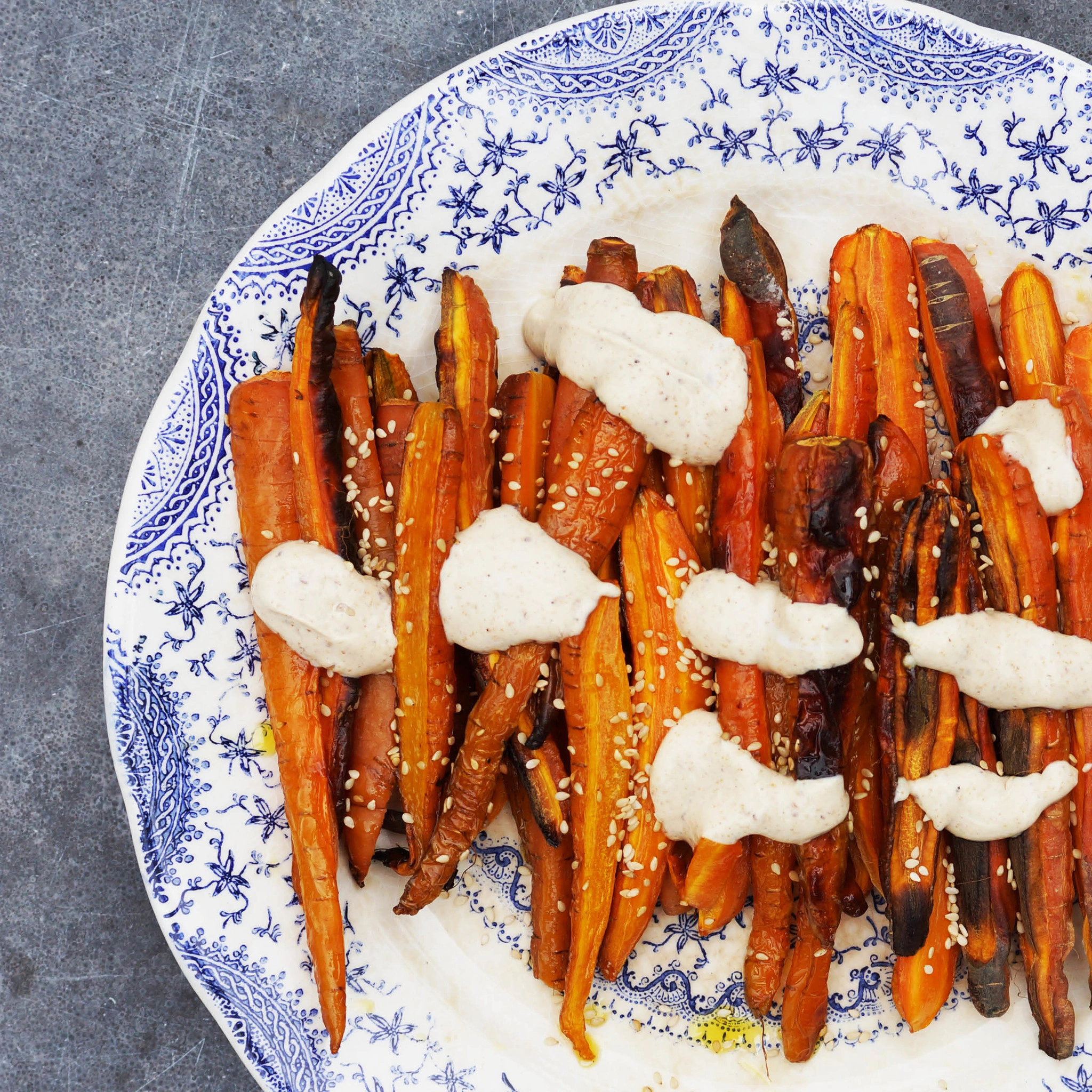 Geroosterde wortels met Tahinsaus op bord