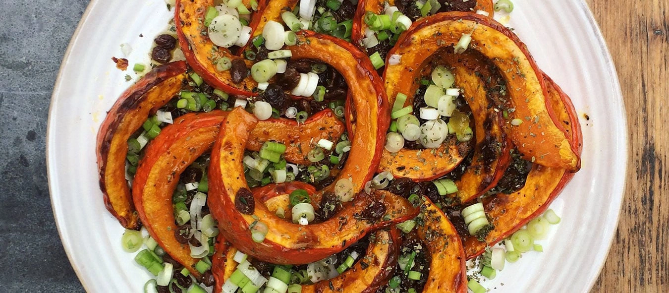 Pompoensalade met rozijnen, lente-ui en honing