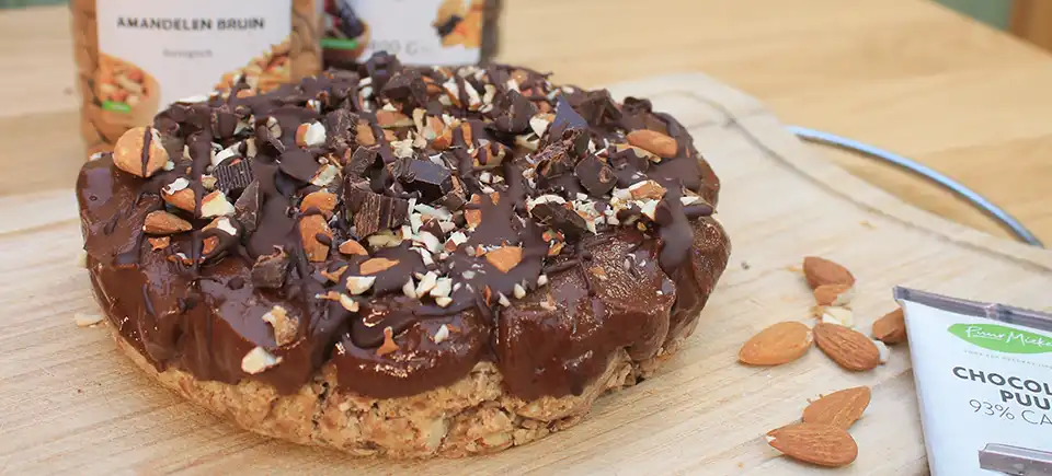 Chocoladetaart met dadels en amandelen