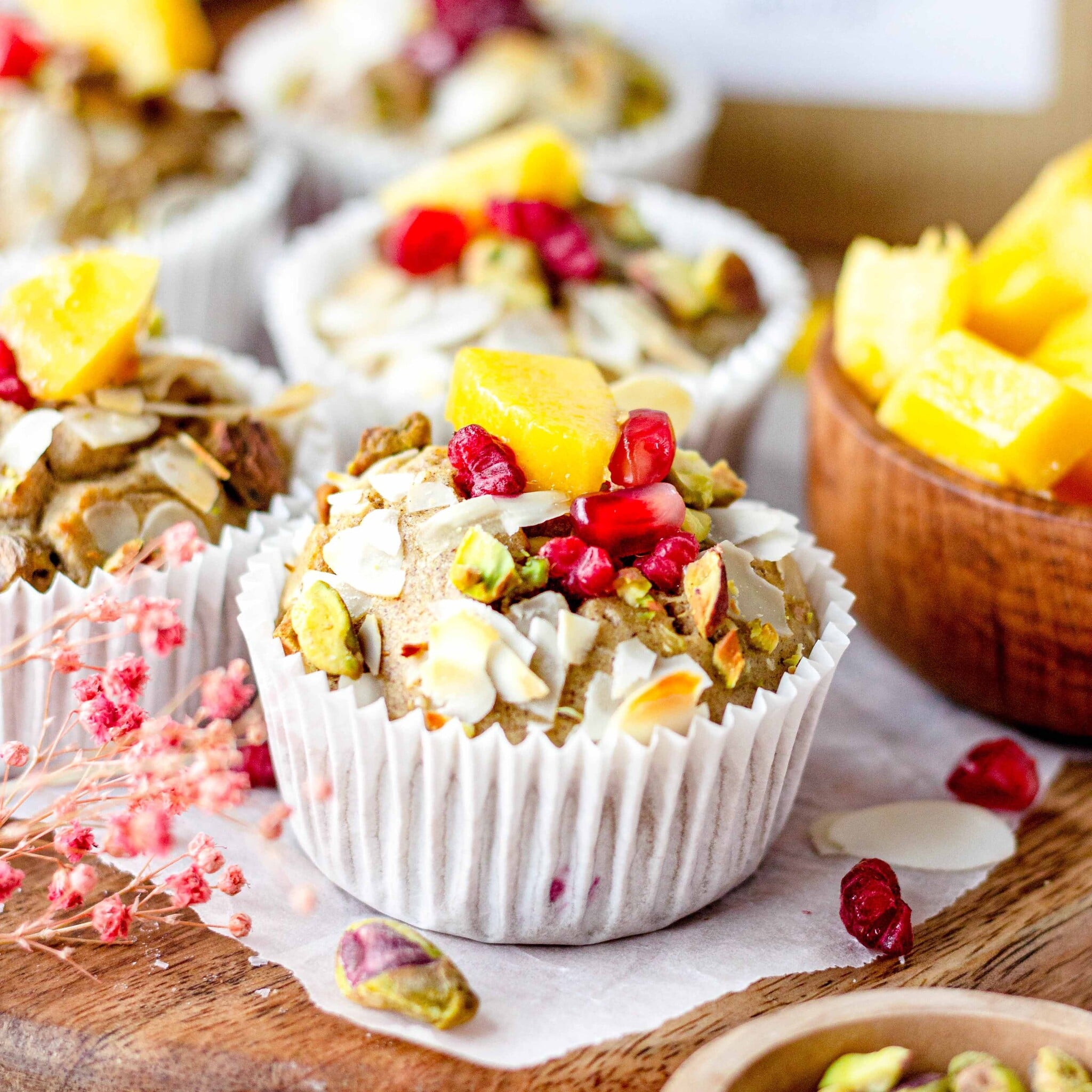 Bakbananenmeel Muffins met Mango, Framboos en Pistache