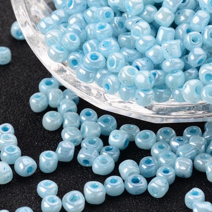 10086* Seedbeads Light Blue 4mm, 300 pieces