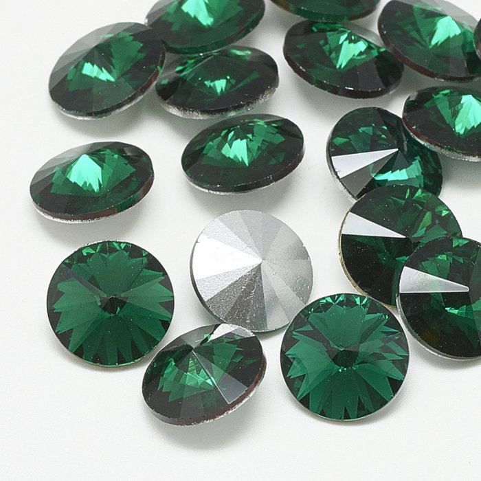 Rivoli Pointstone 12mm Emerald
