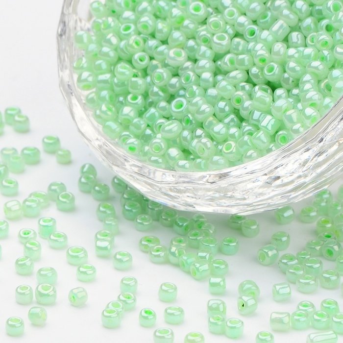 10087* Seed Beads Pastel Green Shine 4mm, 20 gram