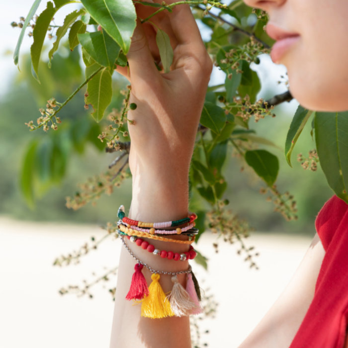 Geweldige eik verzoek waterbestendig Kleurrijke Armband Maken met Kwastjes en Verdelers - Beads & Basics
