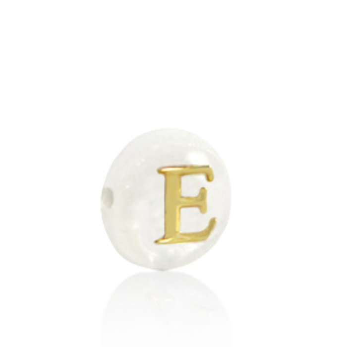 Letterkraal Wit Parelmoer Schelpkraal 6x4mm met Gouden Letter E